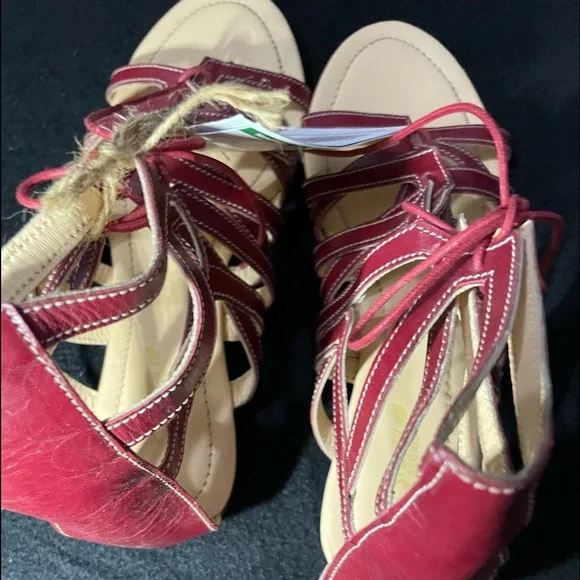 Those scrappy sandals are a “maroogundy”(maroon and burgundy) Very Cute! - Picture 5 of 8